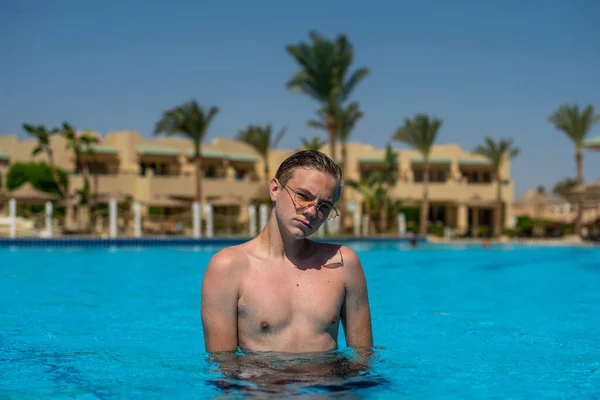 Conceito Pessoas Reais Belo Jovem Adolescente Nadando Divertindo Piscina Férias — Fotografia de Stock