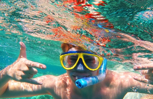 Подводный Выстрел Мальчик Подросток Ныряет Аквалангом Тропическом Море Туристический Образ — стоковое фото