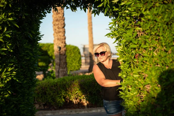 Mujer Alegre Talla Grande Con Gafas Sol Disfrutando Sonriente Feliz — Foto de Stock