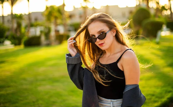 Moda Bela Bela Jovem Menina Adolescente Andar Férias Felicidade Bom — Fotografia de Stock