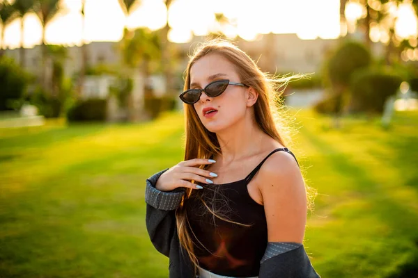 Mode Mooie Mooie Jonge Vrouw Tienermeisje Lopen Vakantie Geluk Mooi — Stockfoto