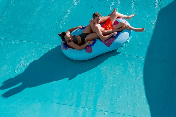 파크에 물에서 재밌게 소녀와 슬라이더에서 재미를 즐거운 어린이 — 스톡 사진