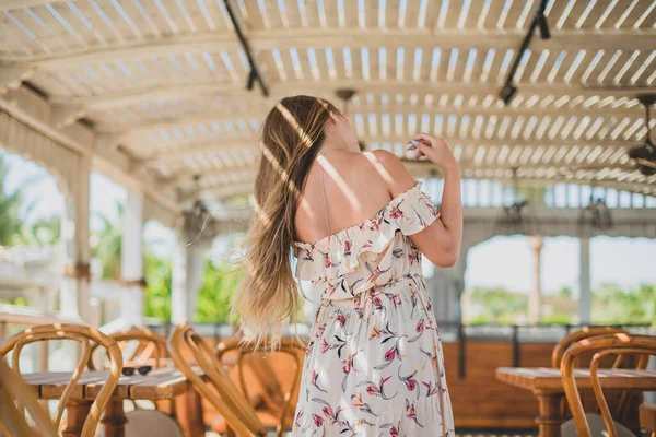 Ragazza Bar Sulla Spiaggia Giovane Donna Bella Sottile Sulla Spiaggia — Foto Stock