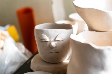 Çömlek stüdyosu. Bir sanatçının atölyesinde işlenmeyi bekleyen bir çömlek Cley nesnesi