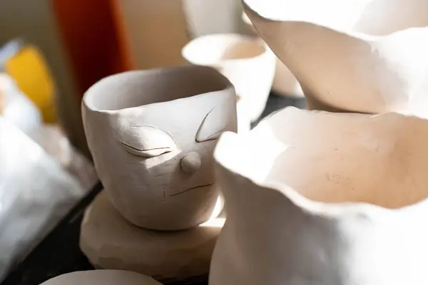 陶芸スタジオ アーティストのワークショップで陶器の粘土の物体が処理されるのを待ち — ストック写真