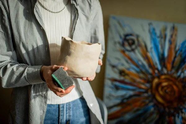 Belle Jeune Femme Dans Atelier Créatif Assoit Une Table Essuie — Photo