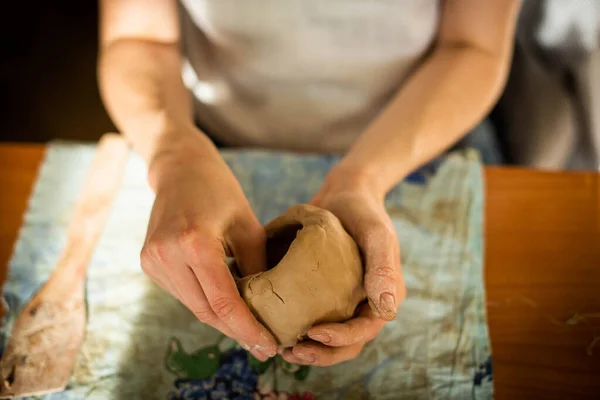 陶器だ 彼女の手に文字列を持つ女の子は 粘土の上の層を切ります セラミック製品のモデリングのプロセス — ストック写真