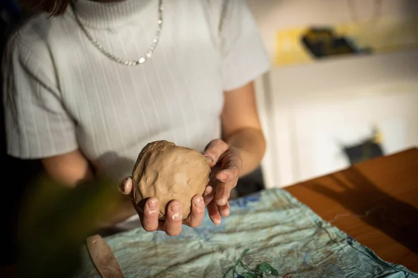 Cerâmica Uma Rapariga Com Uma Corda Nas Mãos Corta Camada — Fotografia de Stock