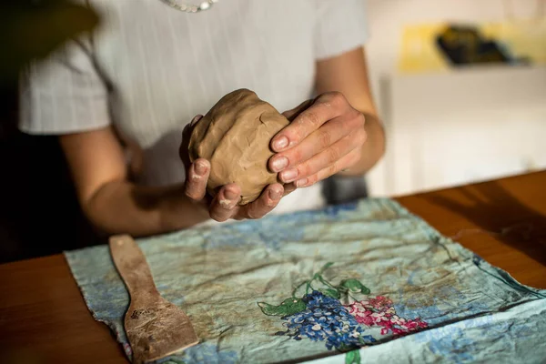 Pottery Girl String Her Hands Cuts Top Layer Clod Clay — Stock Photo, Image