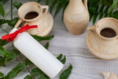 Ev yapımı kozmetik malzemelerinin resmi. Aroma temalı. Ev yapımı kozmetik malzemelerinin resmi. Aroma temalı. Yaprak yeşili arka planda bitki özleriyle organik kozmetikler