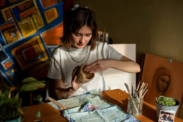 Jeune Artiste Moulant Argile Brute Dans Atelier Art Moules Fille — Photo