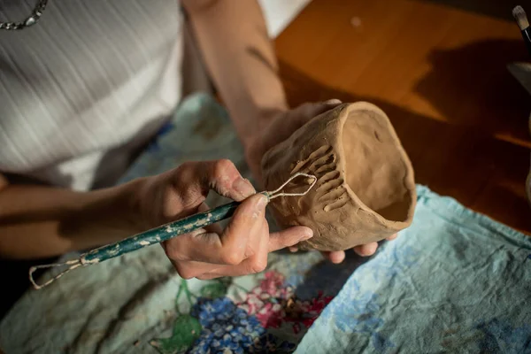 Pottery Girl String Her Hands Cuts Top Layer Clod Clay — Stock Photo, Image