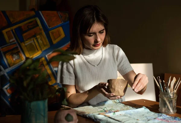 Joven Artista Moldeando Arcilla Bruto Estudio Arte Muchacha Moldes Escultura — Foto de Stock