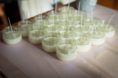 Beyaz arka planda bir sürü soya mumu var. El yapımı ekolojik ve vejetaryen soya mumları. Üst görünüm.