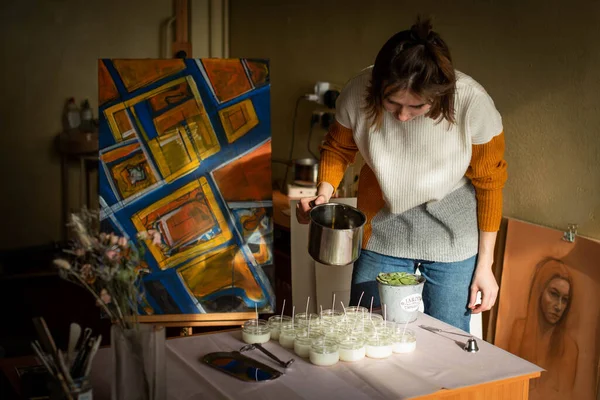 Mujer Vertiendo Cera Derretida Contenedor Velas Ámbar Negocio Ecológico Vegano — Foto de Stock