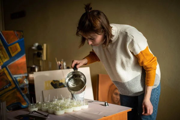 Γυναίκα Ρίχνει Λιωμένο Κερί Κεχριμπαρένιο Δοχείο Κεριών Οικολογικές Και Χορτοφαγικές — Φωτογραφία Αρχείου