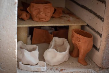 Fincan ve kupalarla seramik üretim fırını