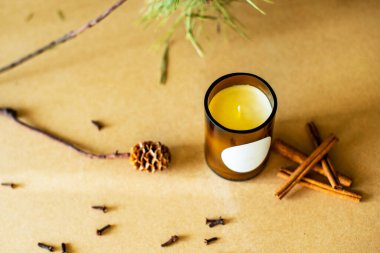 Parafinden el yapımı mum ve çiçekli camda soya mumu ve el işi arka planda yaprak. Derisini yüzelim. Mum yapımı. Üst Manzara. Mağaza ya da atölye geçmişi. - Evet. Ekolojik ve vejetaryen işleri.