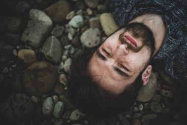 Genç, beyaz bir adam sokakta esrar tüttürüyor. Bağımlı adam iş başında. Uyuşturucu kullanımı ve trafik kavramı.