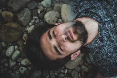 Genç, beyaz bir adam sokakta esrar tüttürüyor. Bağımlı adam iş başında. Uyuşturucu kullanımı ve trafik kavramı.