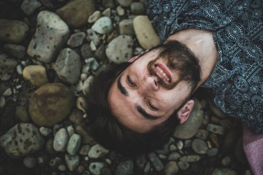 Genç, beyaz bir adam sokakta esrar tüttürüyor. Bağımlı adam iş başında. Uyuşturucu kullanımı ve trafik kavramı.