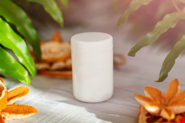 Ev yapımı kozmetik malzemelerinin resmi. Aroma temalı. Bitki özleriyle organik kozmetik ürünler beyaz yapraklı yeşil arka planda elma, limon ve portakallar