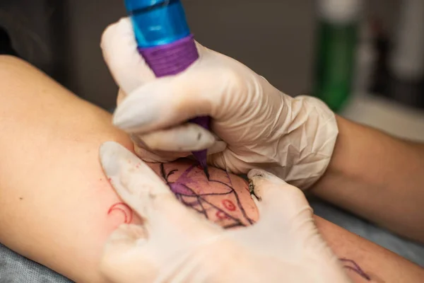 Master Tattoo Tekent Rode Verf Cliënten Tattoo Tattoo Kunstenaar Met — Stockfoto