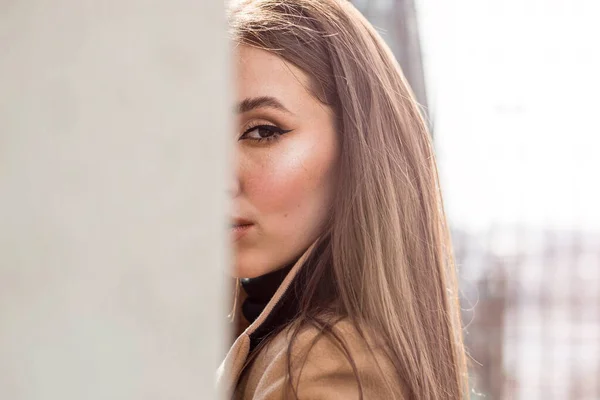 Joven Hermosa Mujer Con Pelo Castaño Largo Gafas Sol Paseo — Foto de Stock