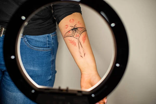 Tattoo Woman Creatieve Ideeën Design Inspiration Concept Rode Zwarte Vlinder — Stockfoto