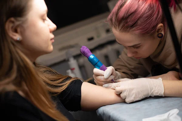 Menina Encantadora Com Cabelo Rosa Tatuagens Enche Uma Tatuagem Mão — Fotografia de Stock