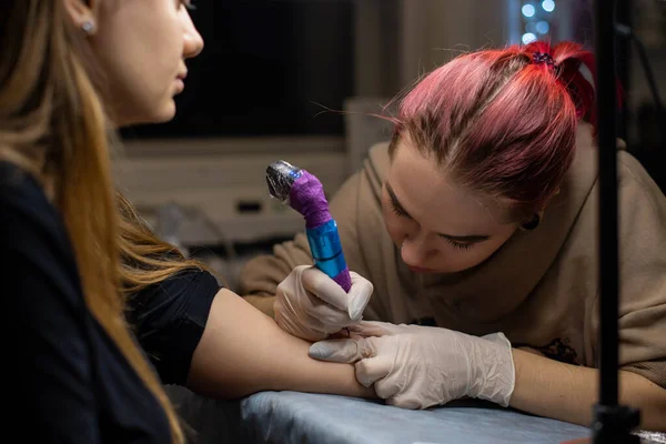 Charmant Meisje Met Roze Haar Tatoeages Voert Een Tatoeage Hand — Stockfoto