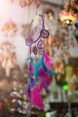 Marketteki düş kapanları. Hediyelik eşya dükkanının tavanında asılı renkli bir düş kapanı.