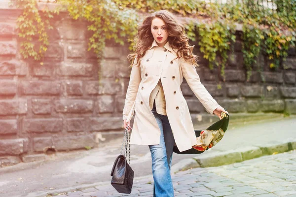 Mulher Feliz Com Pressa Uma Bolsa Atravessa Rua — Fotografia de Stock