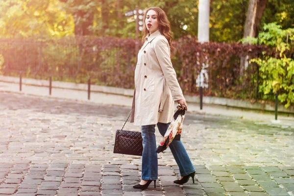 Gelukkige Vrouw Met Haast Steekt Een Tas Straat Beauty Amd — Stockfoto