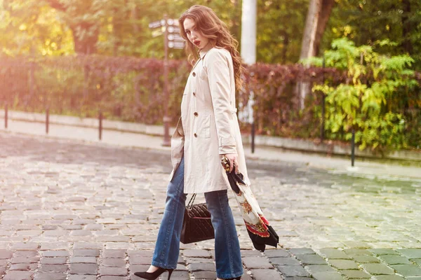 Gelukkige Vrouw Met Haast Steekt Een Tas Straat Beauty Amd — Stockfoto