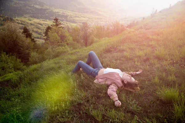 Vacker Flicka Ligger Och Vilar Vid Branten Toppen Slaviskt Utseende — Stockfoto