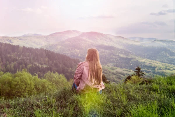 Güzel Kız Dağların Tepesinde Dinleniyor Yürüyüş Yapıyor Anın Tadını Çıkarıyor — Stok fotoğraf