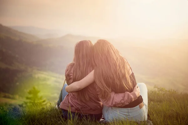 Dua Teman Berpelukan Melihat Pegunungan Carpathians Dua Gadis Atas Gunung — Stok Foto