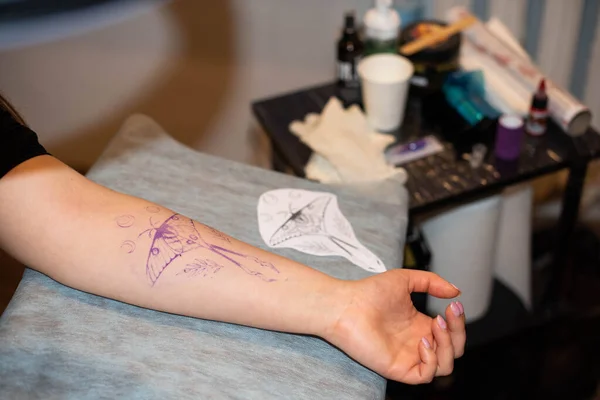 Sluit Een Tijdelijke Tatoeage Arm Van Een Cliënt Die Werknemer — Stockfoto