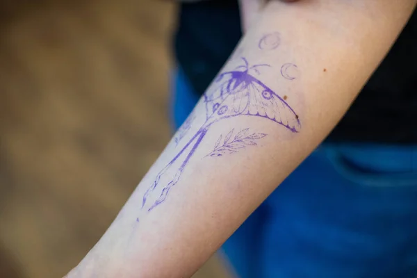 Close Temporary Tattoo Arm Client Which Making Worker Preparation Transfer — Stock Photo, Image