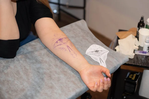 Sluit Een Tijdelijke Tatoeage Arm Van Een Cliënt Die Werknemer — Stockfoto