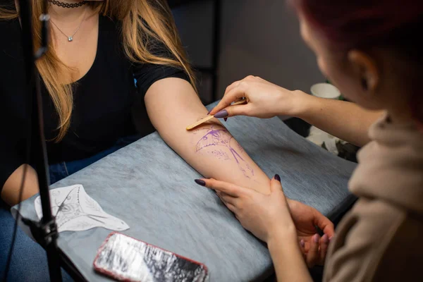 Zárja Ideiglenes Tetoválás Ügyfél Karján Amely Így Munkavállaló Felkészülés Vigye — Stock Fotó
