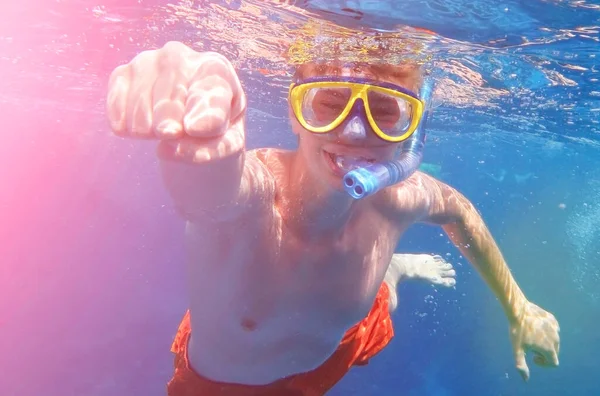 水中で撃たれた 10代の少年は熱帯の海でスキューバダイビングをしています 旅行ライフスタイル 屋外ウォータースポーツの冒険 夏のビーチ休暇でのスイミングレッスン — ストック写真