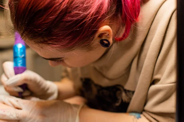 Charmant Meisje Met Roze Haar Tatoeages Voert Een Tatoeage Hand — Stockfoto