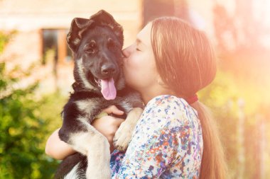 Alman çoban köpeğine sarılan tatlı bir genç kız. Doğada yavru köpeği olan sevimli bir genç kadın..