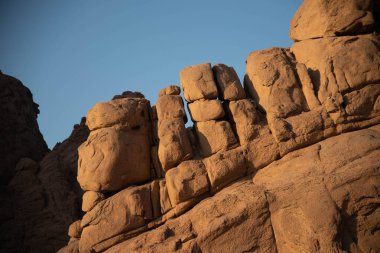 Mısır 'daki Arap çölü ve dağ sıraları Kızıl Deniz Tepeleri manzarası