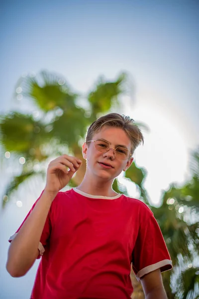 Bonito Jovem Adolescente Posando Divertindo Praia Sob Palmeiras Camiseta Vermelha — Fotografia de Stock