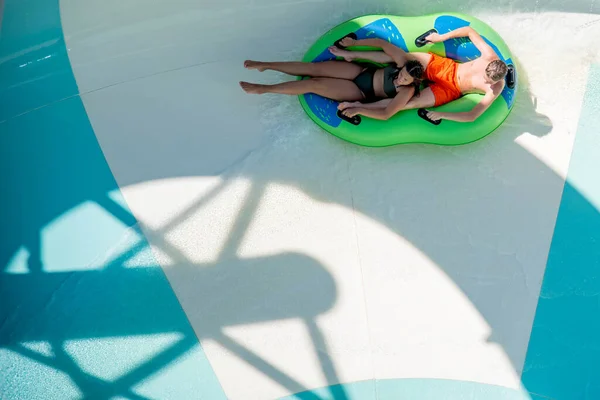 파크에 물에서 재밌게 소녀와 슬라이더에서 재미를 즐거운 어린이 — 스톡 사진