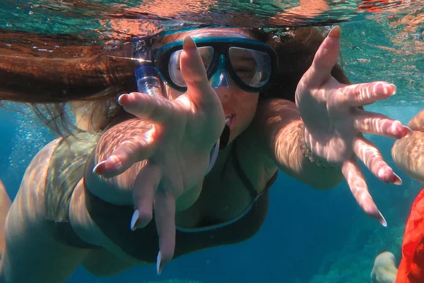 Podwodny Strzał Cute Teen Girl Nurkowanie Nurkowaniem Tropikalnym Morzu Podróże — Zdjęcie stockowe