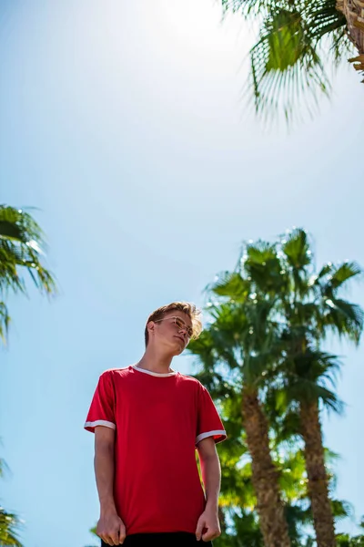 Милый Молодой Подросток Позирует Веселится Пляже Пальмами Красной Футболке Модный — стоковое фото